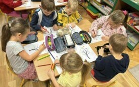 SŁONECZKA Z ZAANGAŻOWANIEM WYKONUJĄ PRACĘ PLASTYCZNĄ.