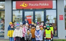 ZDJĘCIE GRUPOWE KRASNOLUDK&Oacute;W PRZED URZĘDEM POCZTY.