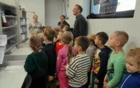 KRASNOLUDKI ZWIEDZAJĄ POMIESZCZENIE POCZTY, W KT&Oacute;RYM SEGREGOWANE SĄ LISTY.