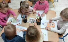 WIEWI&Oacute;RKI MALUJĄ TEMATYCZNĄ PRACĘ Z OKAZJI DNIA KREDKI.