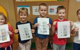 DZIECI Z GUPY KRASNOLUDKI UTRWALAJĄ UMIEJĘTNOSĆ PRZELICZANIA W ZAKRESIE 1-10.