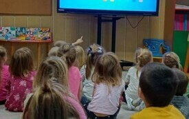 BIEDRONKI OGLĄDAJĄ FILM EDUKACYJNY.