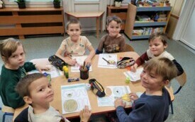 KRASNOLUDKI WYKONUJĄ PRACĘ PLASTYCZNĄ Z OKAZJI DNIA MISIA.