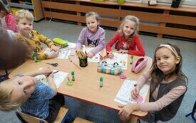 KRASNOLUDKI PODCZAS PRACY PRZY STOLIKU - MALUJĄ I WYCINAJĄ ELEMENTY MISIA.