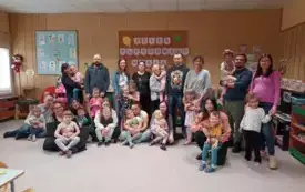 ZDJĘCIE GRUPOWE RODZIC&Oacute;W Z DZIEĆMI - BIEDRONKI.