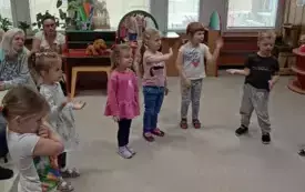 ZABAWA NAŚLADOWCZA, DZIECI BUDZA MISIA.