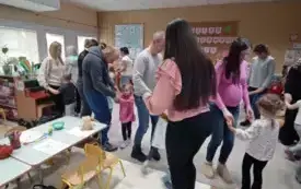 ZABAWA MUZYCZNO-RUCHOWA RODZIC&Oacute;W Z DZIEĆMI.