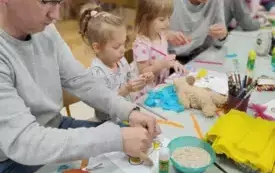 RODZICE I DZIECI WYKONUJĄ PRACĘ PLASTYCZNĄ - WYPEŁNIAJĄ KONTUR MISIA WG. WŁASNEGO POMYSŁU.