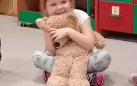 DZIEWCZYNKA PRZYTULA MISIA.