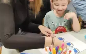 CHŁOPIEC RAZEM Z MAMĄ WYKONUJĄ PRACĘ PLASTYCZNĄ.
