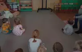 BIEDRONKI OGLĄDAJĄ FILM EDUKACYJNY - HISTORIA PLUSZOWEGO MISIA.