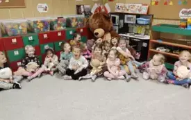 BIEDRONECZKI POZUJĄ Z MISIAMI DO PAMIĄTKOWEGO ZDJĘCIA.