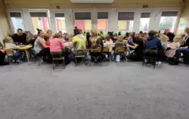 DZIECI WSP&Oacute;LNIE Z RODZICAMI WYKONUJĄ PRACE PLASTYCZNE  - JEŻ.