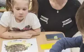 DZIECI I RODZICE WYKONUJĄ JEŻE Z WYKORZYSTANIEM NASION SŁONECZNIKA.