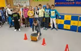 Zajączki i Słoneczka podczas zabawy ruchowej o tematyce g&oacute;rniczej