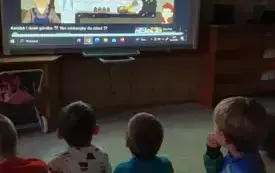 Grupa Słoneczek ogląda film edukacyjny o g&oacute;rnikach