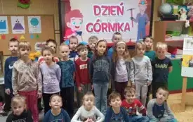 Grupa Krasnali pozuje do zdjęcia