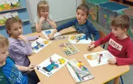 Grupa Krasnali podczas wykonywania pracy plastycznej
