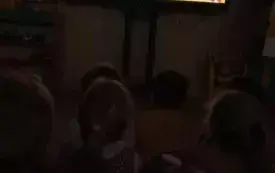 Grupa Krasnali ogląda film edukacyjny o g&oacute;rnictwie