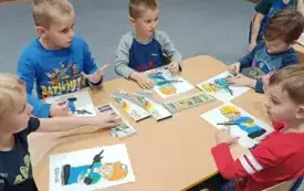 Grupa chłopc&oacute;w wykonuje prace plastyczne