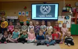 Grupa Biedronek pozuje do zdjęcia