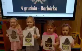 Dziewczynki z grupy Biedronek pozują do zdjęcia