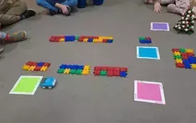 Robot INDI przejeżdża przez tor przeszk&oacute;d