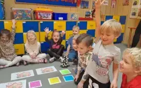 Radość dzieci z ukończenia trasy przez robota INDI