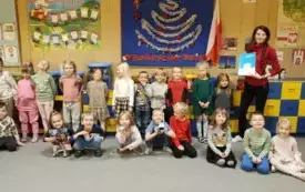 Grupa Zajączk&oacute;w z Panią Kingą pozują do zdjęcia podczas warsztat&oacute;w z robotami