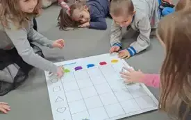 Dzieci uczą się używać robota o nazwie Genibot