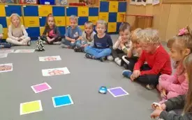 Dzieci uczą się działania robota o nazwie INDI