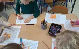 Dzieci odkodowują kolorowankę