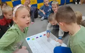 Dzieci obserwują działanie Genibota