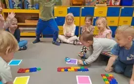 Dzieci cieszą się z udanego przebycia trasy przez INDIego