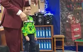 Magik trzyma złamaną r&oacute;żdżkę