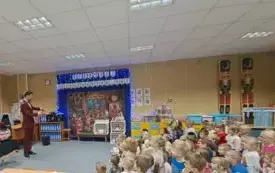 Magik prezentuje sztuczkę z czerwoną piłeczką