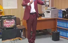 Magik Gapcio prezentuje pokaz ze świecącymi r&oacute;żdżkami