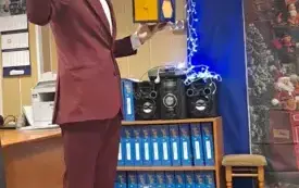 Magik Gapcio pokazuje magiczną sztuczkę z pluszowym Mikołajem