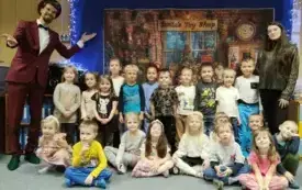 Grupa Zajączk&oacute;w pozuje do zdjęcia z Panią Kingą i Magikiem Gapciem
