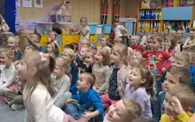 Dzieci wsłuchują się w słowa Magika Gapcia