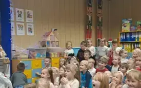 Dzieci uważnie oglądają pokaz