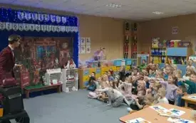 Dzieci obserwują pokaz magii