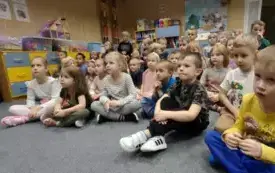 Dzieci obserwują pokaz magiczny