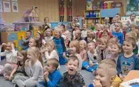 Dzieci cieszą się z pokazu magicznego