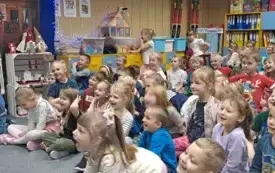 Dzieci cieszą się podczas pokazu magicznego