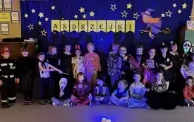 ZDJĘCIE GRUPOWE SŁONECZEK W DNIU ŚW. ANDRZEJA.
