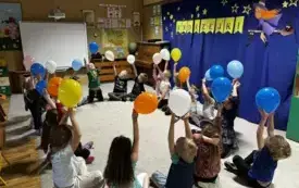 ZABAWA RYTMICZNA Z BALONAMI. W KAŻDYM ZNAJDUJE SIĘ KARTECZKA Z WR&Oacute;ŻBĄ.