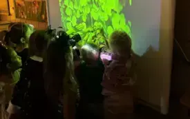 ZABAWA RUCHOWA - DZIECI SZUKAJĄ CZTEROLISTNEJ KONICZYNKI, KT&Oacute;A PRZYNIESIE IM SZCZĘŚCIE.