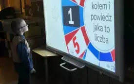 WR&Oacute;ŻBA Z WYKORZYSTANIEM TABLICY MULTIMEDIALNEJ. CHŁOPIEC WYLOSOWAŁ LICZBĘ 1 - CZEKA CIĘ WIELKA SŁAWA.