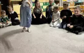 DZIEWCZYNKA RZUCA MONETĄ DO STUDNI (MISKA Z WODĄ) JEŚLI TRAFI SPEŁNI SIĘ JEJ ŻYCZENIE.